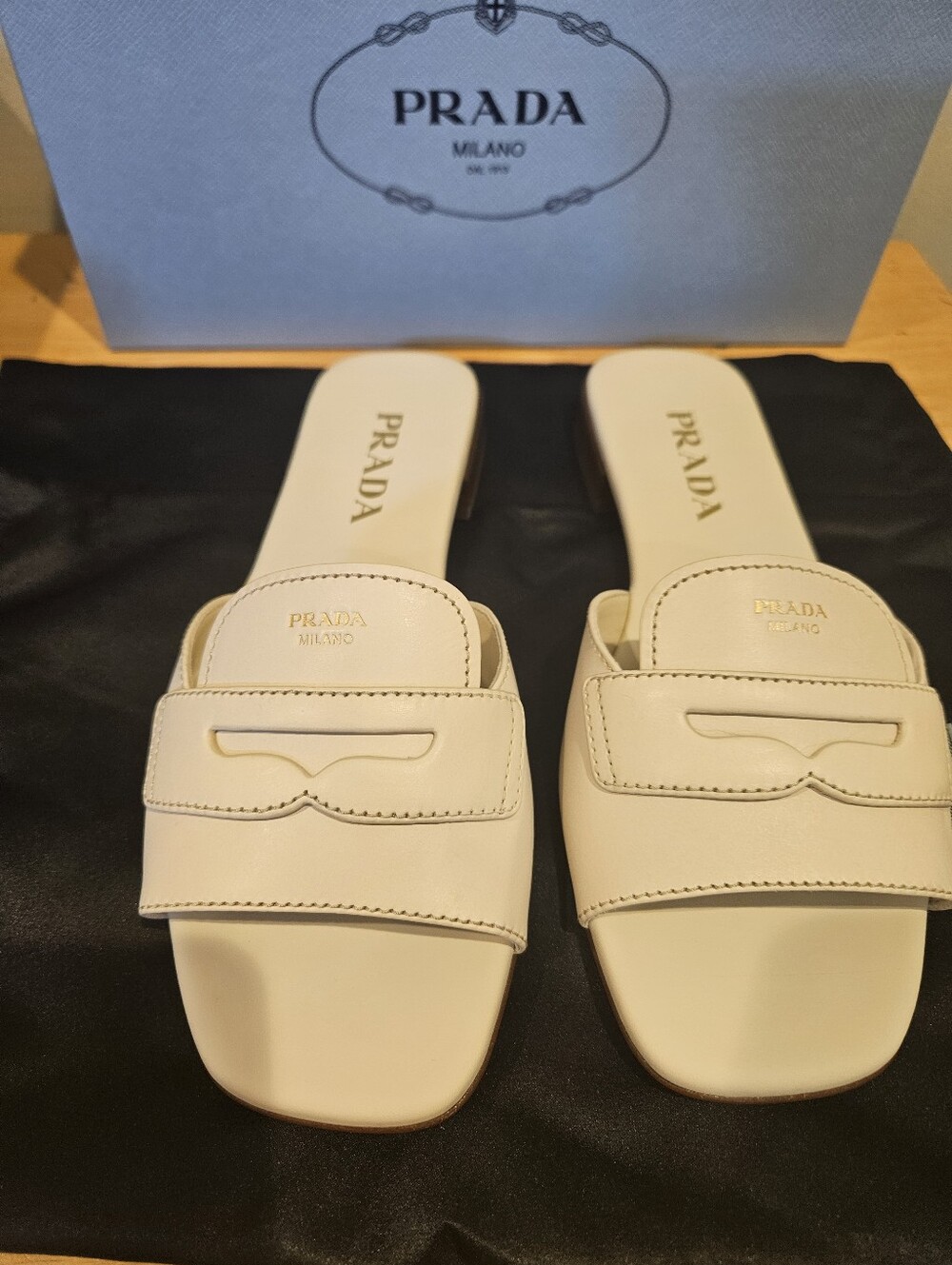 $1,100 Prada Leather Slide Sandals White Gold Logo-Stamp EU 38.5 US 8.5 BNIB - Picture 2 of 10